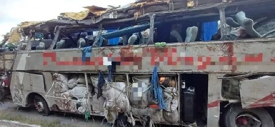 Situação da parte de fora do ônibus após tombamento.