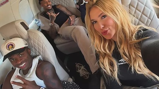 A imagem, feita dentro de um jatinho que seguia para Madri, na Espanha, foi compartilhada pela influenciadora e mulher de Éder Militão