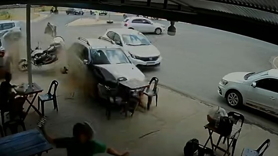 Clientes perceberam aproximação de veículo desgovernado e conseguiram escapar.