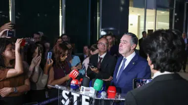 Após anunciar sua saída do STF, Barroso concede entrevista coletiva. O ministro continuará a receber salário no mesmo patamar dos ministros em exercício.