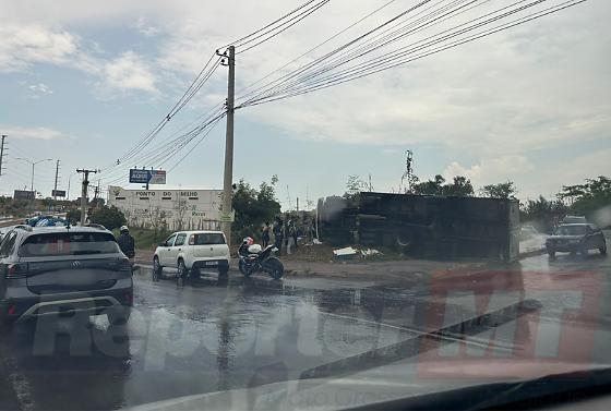 O acidente aconteceu em uma das rotatórias da MT-251, em frente a um supermercado atacadista.