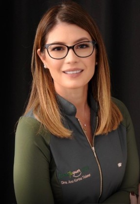 Dra. Ana Karina Ticianel - Cirurgiã-dentista hospitalar do Hospital de Câncer de Mato Grosso. Especialista em Implantodontia. Presidente da Câmara Técnica de Odontologia Hospitalar do Conselho Regional de Odontologia (CRO).