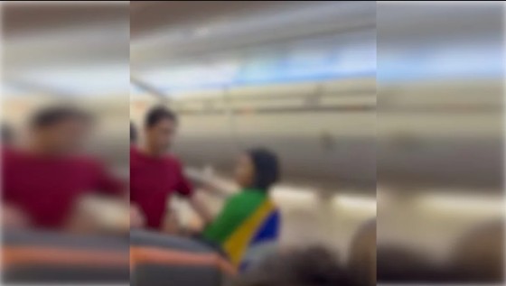 Testemunha disse que mulher se jogou no chão e precisou ser removida da aeronave pela PF.