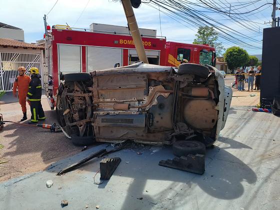 Vítimas morreram na hora e ficaram presas às ferragens.