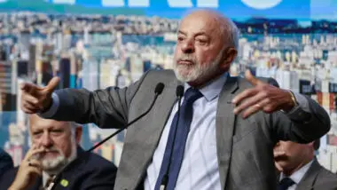 Lula completa 80 anos na próxima segunda-feira (27). O presidente reafirma que concorrerá ao quarto mandato em 2026.