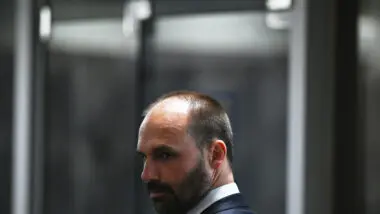 Eduardo Bolsonaro foi intimado por edital, mas não apresentou defesa no prazo de 15 dias.