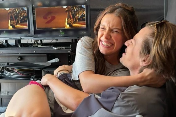 No registro, os papais parecem estar em uma das atrações dos parques temáticos da Disney.