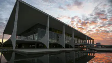 Empresários influentes e caciques políticos discutiram os desafios para uma terceira via vencer Lula em 2026