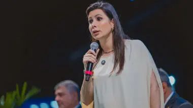Em pesquisa da Real Time Big Data, Carlos Bolsonaro lidera as intenções de voto com 45% e a deputada Carol de Toni tem 33%.