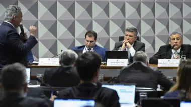 Presidente da Conafer (à direita) foi ouvido pela CPMI do INSS