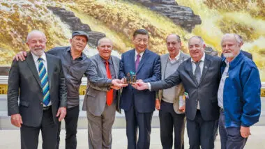 MST vem estreitando laços com ditaduras como a China. Ao centro, Xi Jinping, nas pontas, o presidente Lula e o líder e fundador do MST, João Pedro Stédile