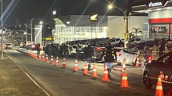 A operação terminou com 39 veículos removidos, sendo 28 carros e 11 motocicletas.