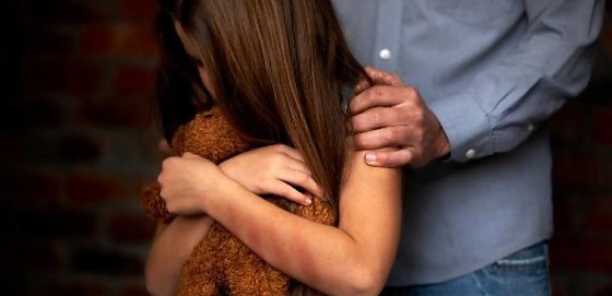 A criança, hoje com 13 anos, disse que os abusos começaram quando ela tinha 5 anos
