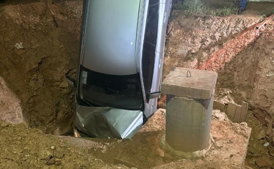 A via ficou parcialmente interditada para retirada do veículo.