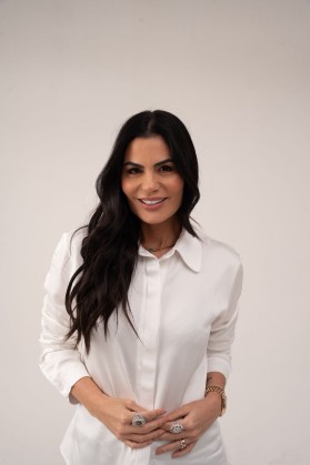 Jacqueline Pio é cristã, empresária, produtora rural, casada, mãe de três filhos e idealizadora do movimento Mãos que Abençoam – Mulher Virtuosa, que tem impactado vidas em todo o Brasil com mensagens de fé, propósito e transformação.