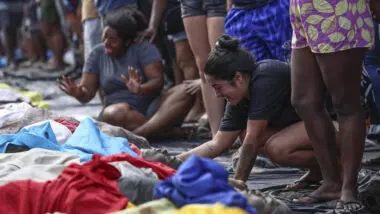 Moradores levam corpos de suspeitos mortos para recinhecimento de famílias em praça no Complexo da Penha