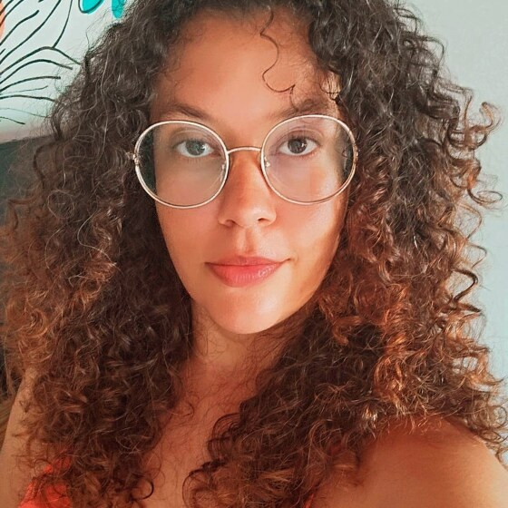 Jéssica Lima é graduada em Artes Visuais e atua como professora de arte, com ênfase em pintura em tela e mural. Se você deseja eternizar o amor pelo seu cão em uma pintura, entre em contato comigo pelo e-mail: ludovicobalboa@gmail.com ou pelo telefon