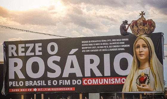 Outdoor instalado em Rondonópolis apela para o rosário pelo fim do comunismo.