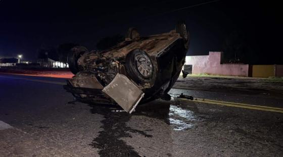 Com o impacto, o HB20 capotou e parou no meio da rodovia