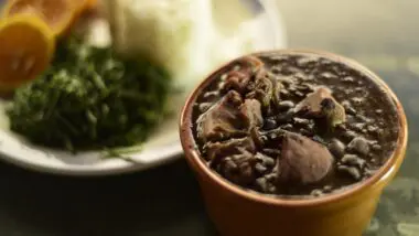 De cada dez pratos de feijoada servidos no Brasil, oito têm origem no Paraná, que lidera com folga a produção de feijão preto no país.