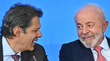 Haddad e Lula: projeto que amplia isenção e dá desconto no Imposto de Renda não favorece a classe média, grupo mais taxado pelo Leão.