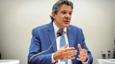 Em busca de mais receitas, Haddad quer cobrar Imposto de Renda sobre aplicações que hoje são isentas (como LCI e LCA) e instituir IR mínimo sobre contribuintes de alta renda.