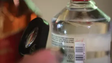 Dois homens foram internados e investigação aponta que paciente pode ter adicionado substância na própria bebida