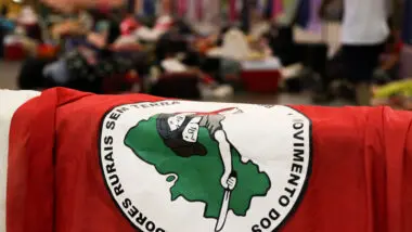 Bandeira do MST: movimento organiza evento para comemorar aniversário da Aliança dos Estados do Sahel, formado por ditaduras militares após golpes que derrubaram presidentes democraticamente eleitos no Mali, Níger e Burkina Faso
