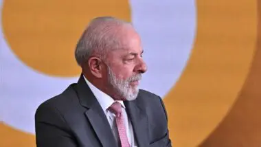 Decisão de Lula, retomada do aumento real do salário mínimo provoca forte aumento nos gastos e põe governo em encruzilhada.