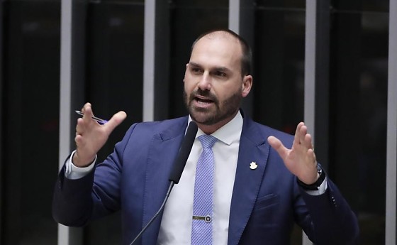 Por 11 votos a 7, o Conselho de Ética da Câmara dos Deputados arquivou o processo de cassação contra Eduardo Bolsonaro (PL-SP).