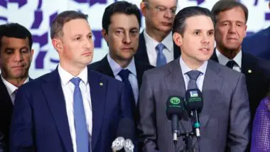 Pauta: Guilherme Derrite e Hugo Motta, em coletiva de imprensa. Após adiamentos e versões alteradas, o relator do PL antifacção deve ter seu projeto colocado em votação nesta terça-feira (18).