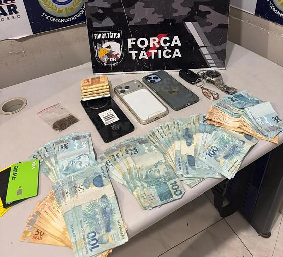 O suspeito e todo material apreendido foram encaminhados à delegacia para registro do boletim de ocorrência.