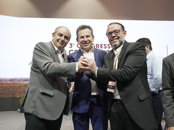 O presidente da Aprofir, Hugo Garcia, e o governador Mauro Mendes dividiram o palco para reafirmar o compromisso com a modernização do programa, considerada essencial para destravar investimentos, ampliar a competitividade do estado e evitar perdas b