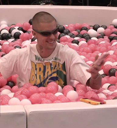 A ligação do cantor com o Brasil é reforçada pela sua mulher, Hailey Bieber, filha da designer brasileira Kennya Deodato 