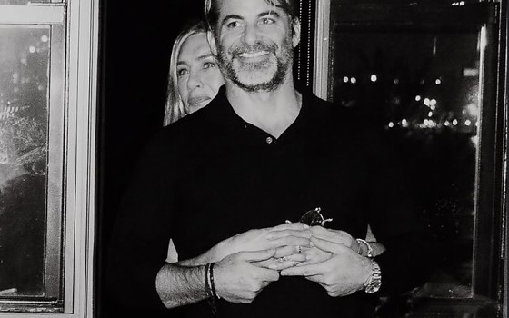 Meses depois, Jennifer publicou um resumo de verão no Instagram. Na sequência de fotos, Jim apareceu entre amigos próximos da atriz, como Courteney Cox, Sandra Bullock e Adam Sandler.