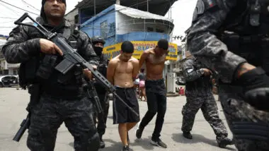 Policial durante Operação Contenção, no Rio de Janeiro.