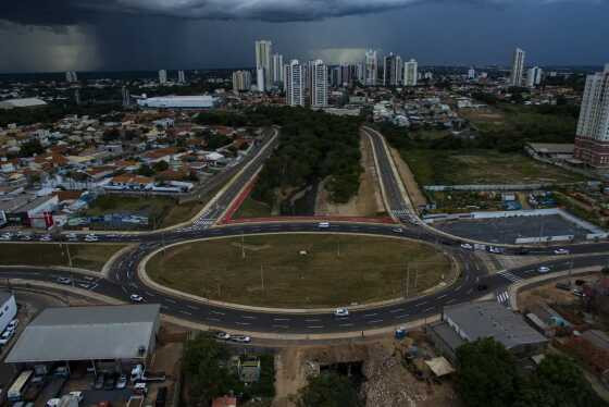As autoridades orientam a não buscar abrigo debaixo de árvores