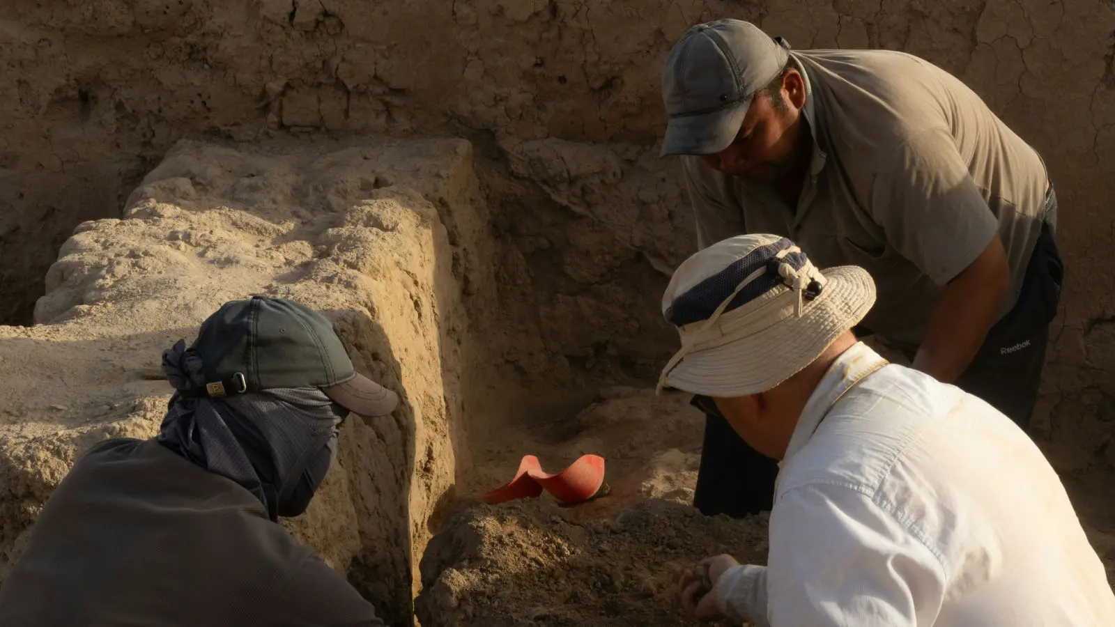 Arqueólogos trabalhando em descobertas 2025.