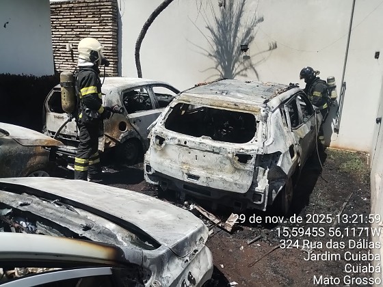 Segundo o Corpo de Bombeiros, ninguém se feriu.