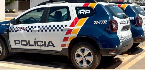 Homem foi preso pela PM, que libertou a mulher e o sogro dela