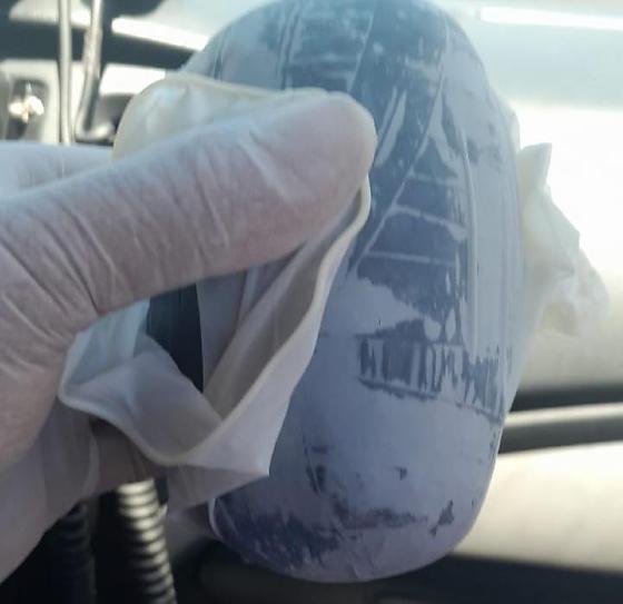 Foram apreendidas uma porção de suco em pó e uma rapadura, envolvidos em um invólucro dentro do sutiã de uma visitante. A segunda visitante foi flagrada com vários fones de ouvido, cujo pacote estava na região íntima.