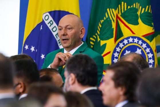 O caso envolve mensagens exibidas em faixas aéreas que sobrevoaram praias catarinenses em 2019 e 2020, com conteúdo ofensivo ao petista. 