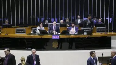 Câmara aprova reajuste de 24% para servidores do Judiciário proposto pelo STF