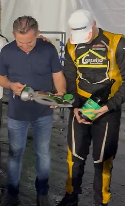 Momento em que o piloto entrega trófeu ao governador Mauro Mendes