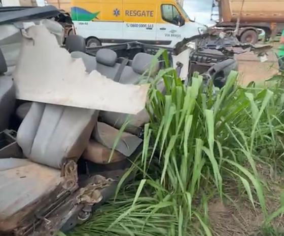 Com o impacto, a carreta tombou no acostamento direito da pista, enquanto a caminhonete foi arremessada para o lado esquerdo.