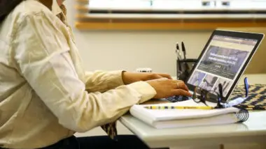 Economistas comentam pesquisa que revela como a diferença de renda entre mulheres surge após o nascimento do primeiro filho