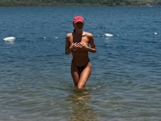 Sasha Meneghel dispensa sutiã e posa de topless na praia