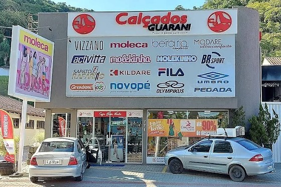 Loja em Brusque vendeu mais de mil pares de chinelos por R$ 1 cada