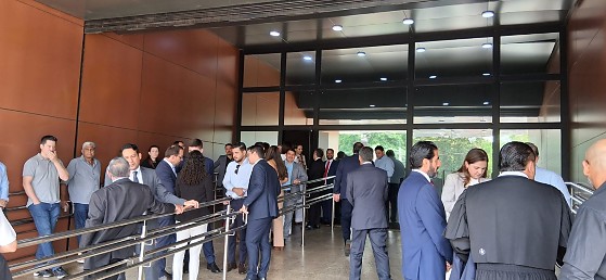 Advogados foram barradas na porta do Fórum de Cuiabá