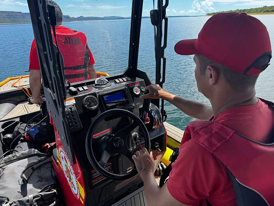 Uma criança que estava na embarcação conseguiu nadar até a margem do lago e pedir ajuda